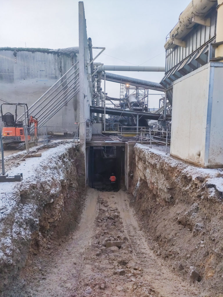 Une fosse en construction